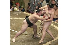 Chiyotaikai beats Asasekiryu in sumo tourney