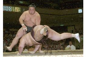 Chiyotaikai beats Miyabiyama at summer sumo