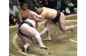 Asashoryu continues winning at summer sumo