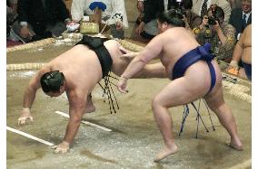 Chiyotaikai suffers loss at summer sumo