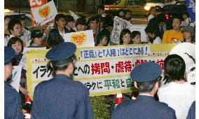 (1)People protest abuse of prisoners in Iraq