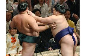 Hokutoriki leads summer sumo tournament