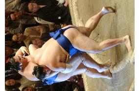 Tamanoshima marks 10-2 at summer sumo