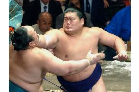 Hokutoriki surges on at summer sumo