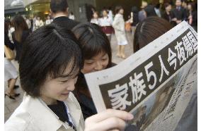 Koizumi to bring 5 of 8 abductees' kin to Japan