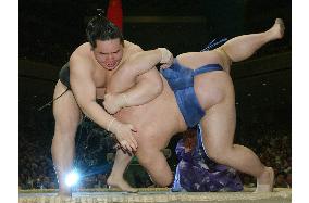 Asashoryu marks 12-2 at summer sumo