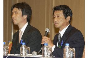 Chimura, Hasuike meet press after being reunited with children