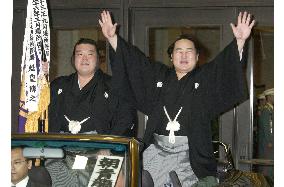 (1)Yokozuna Asashoryu of Mongolia wins summer sumo
