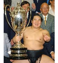(2)Yokozuna Asashoryu of Mongolia wins summer sumo