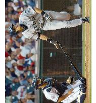 Mariners' Ichiro goes 4-for-5 with 2 RBIs against Indians