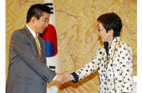 (1)Roh praises Koizumi's dialogue efforts with N. Korea