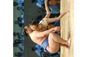 (2)Beijing citizens enjoy Japanese sumo