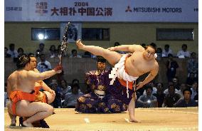 (1)Beijing citizens enjoy Japanese sumo