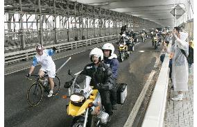 (4)Runners relay Olympic torch in Tokyo