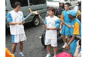 (7)Runners relay Olympic torch in Tokyo