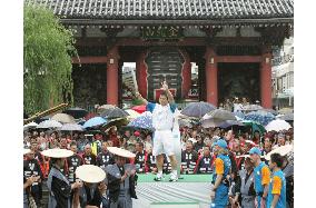 (6)Runners relay Olympic torch in Tokyo