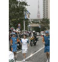 (5)Runners relay Olympic torch in Tokyo