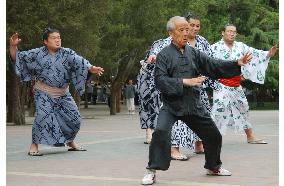 (1)Japanese sumo wrestlers in Beijing