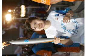 (9)Runners relay Olympic torch in Tokyo