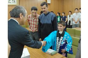 Iraqi boy thanks Nihon Univ. for raising funds for eye treatment