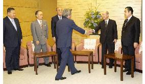 Koizumi meets former prime ministers on Iraq