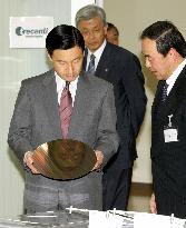 (2)Crown prince visits semiconductor plant
