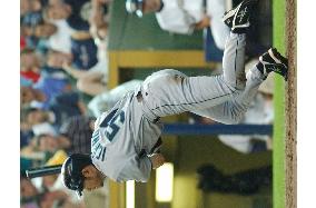 Mariners' Ichiro goes 3-for-5 against Brewers