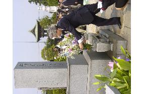 (1)Koizumi visits tomb of former Prime Minister Fukuda