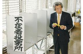 Koizumi casts his absentee vote