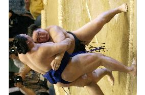 Asashoryu kicks off with victory at Nagoya sumo