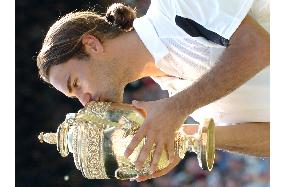 (2)Federer wins Wimbledon final