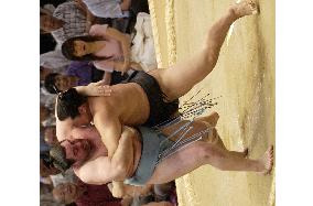 Asashoryu scalps second victim at Nagoya sumo