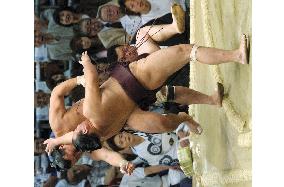 Takamisakari wins with rare technique at Nagoya sumo tourney