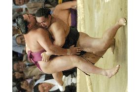 Asashoryu marches to 3rd win at Nagoya sumo tourney
