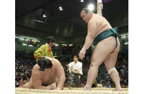 Hokutoriki suffers fourth loss at Nagoya sumo tourney