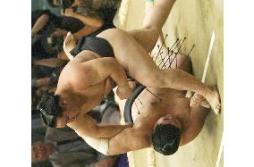 Asashoryu rolls to 4th win at Nagoya sumo tourney