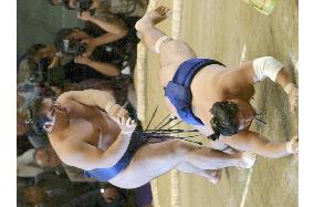 Tochiazuma beats Tamanoshima at Nagoya sumo tourney