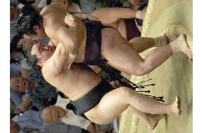 Asashoryu stampedes to 5th win at Nagoya sumo tourney