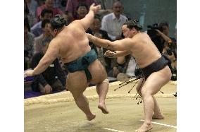 Asashoryu unstoppable at Nagoya basho