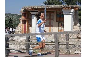 (2)Olympic torch arrives back in Greece