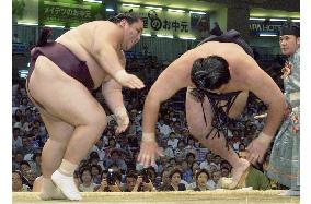 Miyabiyama takes lead with Asashoryu at Nagoya sumo tourney