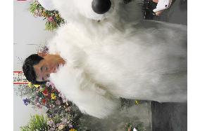 Mayor stands in as Canadian polar bear at aquarium opening