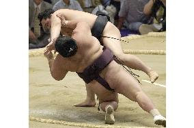 Asashoryu takes sole possession of lead at Nagoya sumo