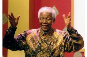 Mandela addresses AIDS conference