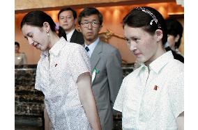 (1)Soga's two daughters take off N. Korean badge