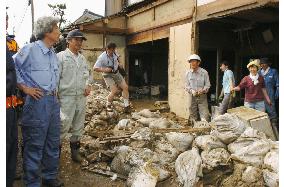 Koizumi visits Niigata Prefecture hit by torrential rains