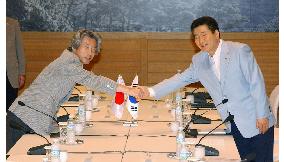 (1)Koizumi, Roh begin talks on Cheju Island