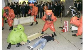 (2)Tokyo holds chemical attack drill