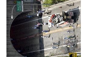 (2)7 die in truck-car crash on expressway in Gifu Pref.