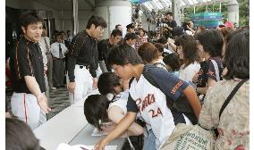 Yomiuri players launch signature drive against merger
